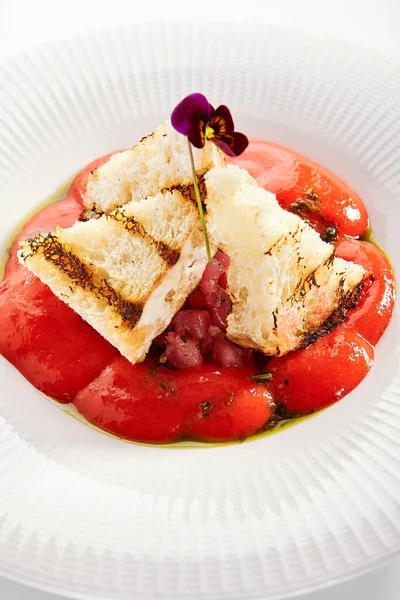 Thunfisch Tatar Und Gazpacho Aus Nächster Nähe Roher Roter Fisch — Stockfoto