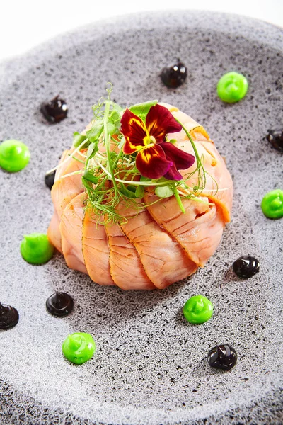 Somonlu Olivier Salatası Dilimlenmiş Yeşil Balık Yemeği Menekşe Çiçeğiyle Süslenmiş — Stok fotoğraf