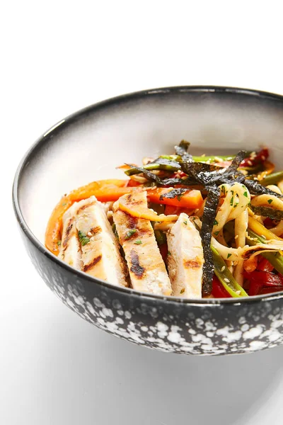Wok Udon Con Verduras Pollo Vista Cerca Comida Asiática Tradicional —  Fotos de Stock