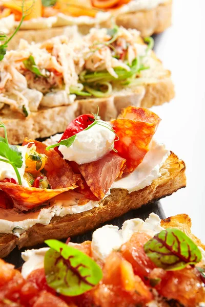 Bruschettas Con Mariscos Verduras Empieza Los Platos Con Salmón Cangrejo —  Fotos de Stock