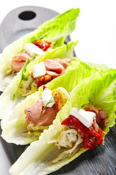 Lechuga Romano Con Rosbif Remoulade Apio Deliciosos Aperitivos Con Carne —  Fotos de Stock