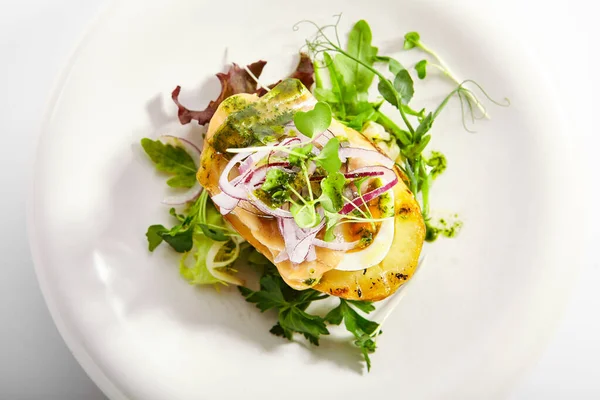 Patata Horno Con Huevo Cebolla Escabeche Plato Aromático Con Vista — Foto de Stock