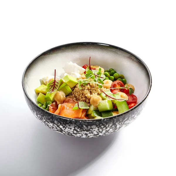 Kuskus Łososia Świeżych Warzyw Tradycyjny Posiłek Podawany Serem Tofu Ogórkiem — Zdjęcie stockowe
