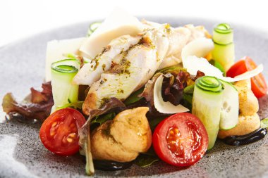 Peynirli profiterollü salata ve sous vide tavuğu. Lezzetli et ve taze kesilmiş sebzeler. Yakın çekim. Aromatik soslu restoran yemeği. Yemek sunumu, haute cuisine