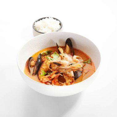 Tom Yum ve deniz ürünleri kasesinde. Ana yemeği servis ettim. Karides ve midyeli Tayland ekşi ve baharatlı çorba. Geleneksel Asya restoranı yemekleri. Akşam yemeği, Tayland yemeği tabakta.