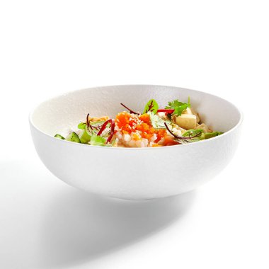 Somon dürt, avokado kes ve soya peyniri yanına bak. Geleneksel Hawaii yemeği peynirle servis edilir. Pirinç, edamame ve soya fasulyeli lezzetli salata. Yerli mutfağı, egzotik yemek kompozisyonu