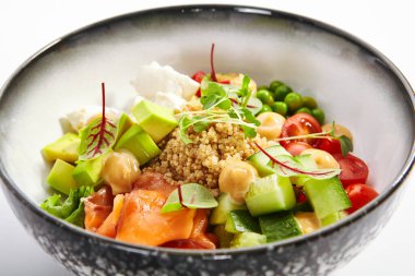 Somon ve taze sebzeli kuskus. Geleneksel yemek tofu peyniri, salatalık ve domatesle servis edilir. Sos, biber ve avokadoyla süslenmiş nefis bir yemek. Çabuk yemek.