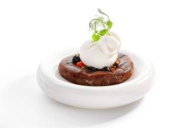 Borodino Focaccia manzaralı Burrata. İtalyan inek sütü peyniri ve sebzeli ve yeşillikli çavdar ekmeği. Restoran yemeği tabakta. Ulusal mutfak, geleneksel tarif. Yiyecek sunumu