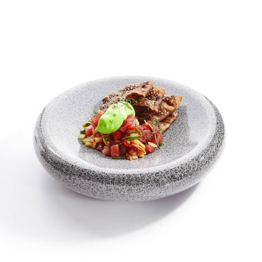 Ton balığının yan görüntüsü. Baharatlı doğranmış balık ve kraker. Yeşillik, sebze ve ekmekle lezzetli deniz ürünleri. Haute food, lezzetli restoran yemekleri. Yemek kompozisyonu, yemek tarifi.