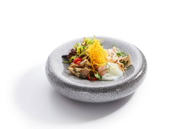 Kalamar ve kızarmış patatesli salata. Geleneksel deniz ürünleri ve garnitürlü Asya tarifi. Soslu, sebzeli ve tabağında yeşillik olan lezzetli bir yemek. Doğu mutfağı, yemek kompozisyonu