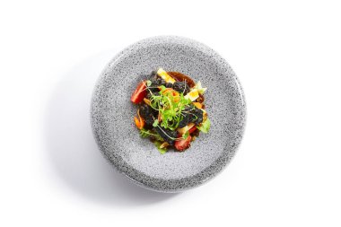 Siyah tempura ve sebzeli tavuk kalbi. Kesilmiş domatesli ve tereli kızarmış et. Asya mutfağı, Japon tarifi. Yeşillikle servis edilen lezzetli bir restoran yemeği.