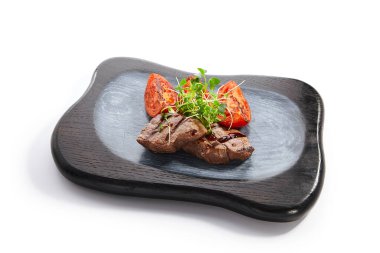 Domatesli ızgara mermer biftek. Kızarmış et, kesilmiş sebzeler ve bahçe teresi. Ahşap yüzeyde yeşillik ve sosla servis edilen lezzetli yemekler. Haute food, restaurant food