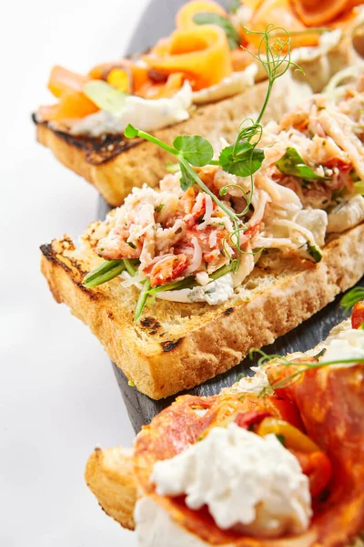 有螃蟹和黄瓜特写镜头的大头菜 意大利美味的海鲜和蔬菜点心 传统的食物包括烤面包 奶酪和绿叶 食品构成 — 图库照片
