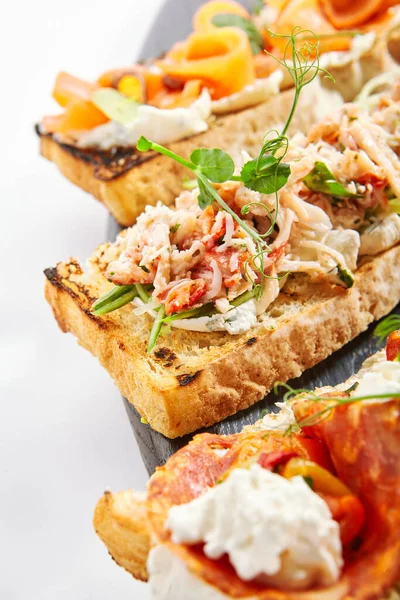 Bruschetta Krabem Okurkou Detailní Pohled Výborná Italská Svačinka Mořskými Plody — Stock fotografie