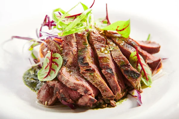 Tataki Roast Beef Vista Vicino Carne Grigliata Saporita Con Cipolla — Foto Stock