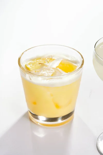 レモンパイカクテルを閉じます ガラス側のビューでアルコールの強い飲み物 飲み物にはウォッカとレモンジュースが入っています 砕いた氷とガラス製品のバニラ風味のカクテル部分 — ストック写真