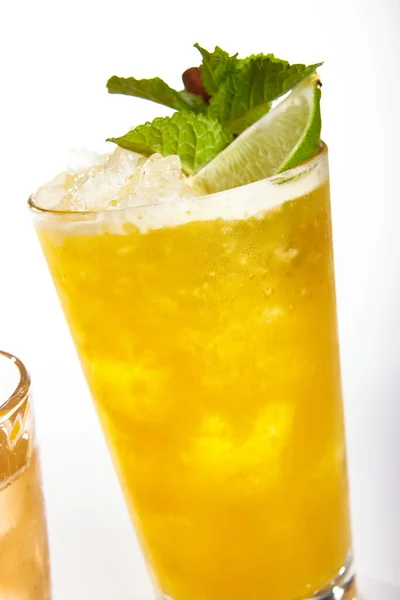 Zamykamy Koktajl Mai Tai Długi Napój Alkoholowy Szklanym Widoku Orzeźwiający — Zdjęcie stockowe