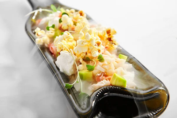 Krab Vlees Popcorn Salade Gesneden Ingrediënten Fles Restaurant Food Portie — Stockfoto