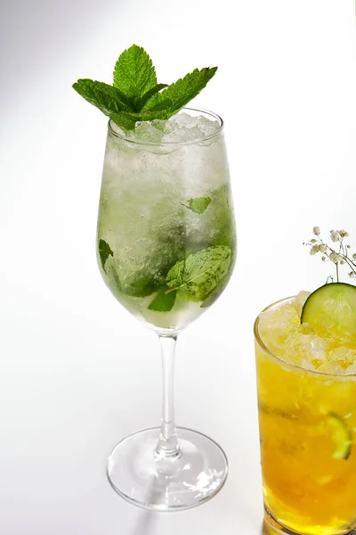 Mojito Cocktail Aus Nächster Nähe Alkoholgetränk Glasoberseite Erfrischungsgetränk Mit Rum — Stockfoto