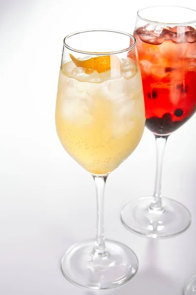 Peach Spritz鸡尾酒酒杯边的软饮料 在酒器中加入水果泥 调味饮料 异国情调的夏季海滩鸡尾酒配冰块和玻璃器皿 — 图库照片