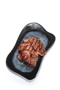 Lezzetli sığır filetosu. Yakın çekim. Tahta tepside tuzlu sulu fileminyon. Et pişirme işlemi. Yemek tarifi, yemek malzemesi. Lezzetli kızarmış biftek. Yemek sunumu, restoran menüsü