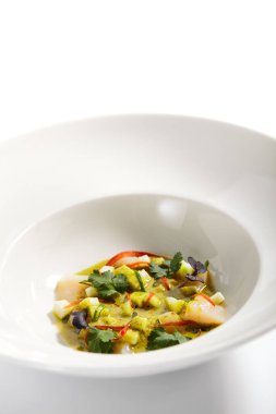 Hafif elma soslu karides tabağı. Dilimlenmiş dolmalık biberli deniz ürünleri, yeşil elma ve taze otlar. Maydanozla servis edilen lezzetli yemek. Restoran yemeği, yemek sunumu.