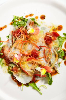 Dijon hardal kremalı sığır carpaccio. Popüler İtalyan aperatifleri tepside. Roka ile servis edilen lezzetli bir restoran yemeği. Soslu lezzetli yemek. Yemek kompozisyonu, aşçılık sunumu