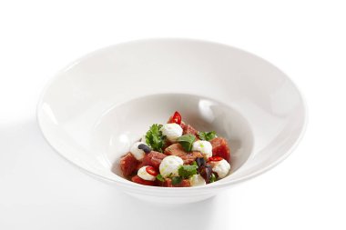 Stracciatella peynirli ve baharatlı soslu ton balığı. Taze yeşil maydanozlu deniz ürünleri. Beyaz arka planda yeşilliği olan lezzetli balıklar. Lezzetli restoran yemekleri. Mutfak kompozisyonu