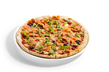 Somonlu dilimlenmiş pizza, kalamata zeytin ve kurutulmuş domates. Geleneksel İtalyan mutfağı. Taze roka ile süslenmiş lezzetli pişmiş yemek. Avrupa tarifi, gıda sunumu