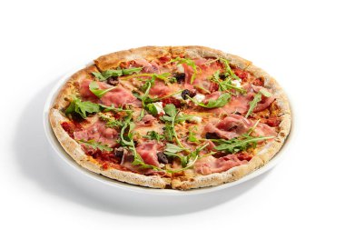 Jambonlu ve enginarlı pizza. Prosciutto ile nefis İtalyan yemeği. Geleneksel aromatik roka ve etle süslenmiş fırında yemek. Geleneksel Avrupa tarifi, aşçılık sunumu 