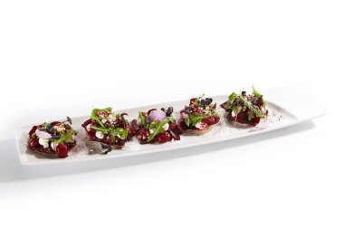 Tepside keçi peynirli pancar tartı. Roka ve baharatlı lezzetli atıştırmalıklar. Mutfağa koşun. Restoran sebze aperatifleri taze yeşillikle servis ediliyor. Yemek sunumu, aşçılık tarifi