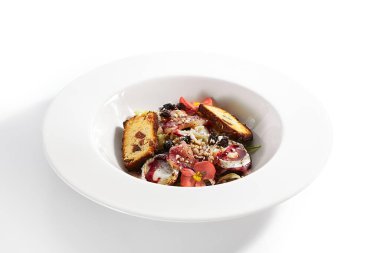 Böğürtlen soslu armut buğulama. Fransız keçi peyniri ve brioche ile besin kompozisyonu. Tabakta çiçeklerle servis edilen haute yemek tabağı. Beyaz masada nefis bir fırın yemeği.