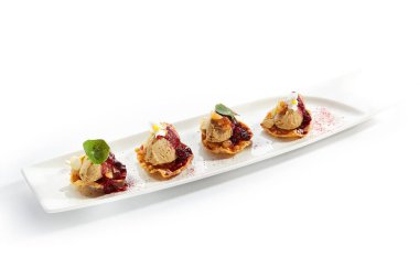 Çilek soslu hindi ciğeri ezmesi. Yeşillik ve çiçeklerle servis edilen etli aperatifler. Uzun beyaz tabakta lezzetli Fransız mutfağı. Şuruplu lezzetli mezeler.