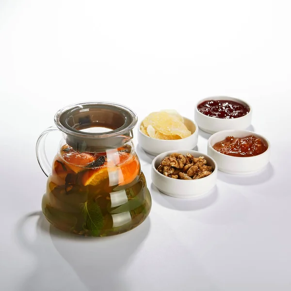 Zelfgemaakte Thee Met Munt Sinaasappel Aromatische Warme Drank Glazen Pot — Stockfoto