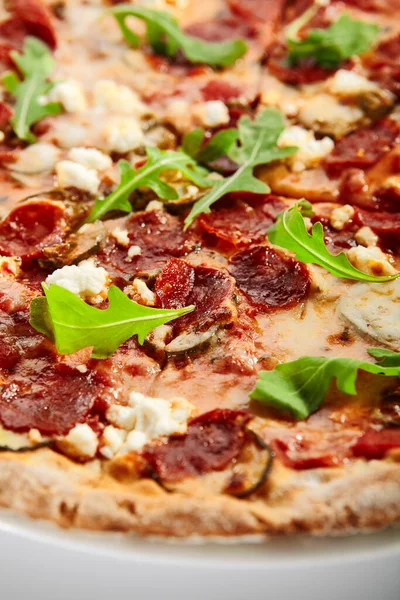 佩佩罗尼披萨片与阿鲁古拉在盘子里 意大利传统美食 美味的快餐 味道鲜美的色拉米和奶酪的白色背景 盘中美味的披萨饭 — 图库照片