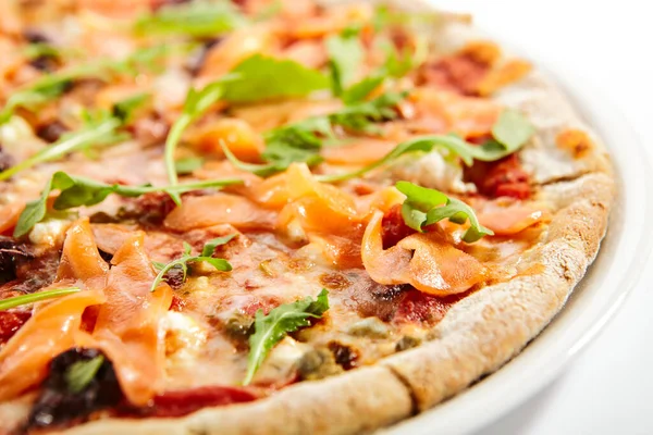 Pizza Plasterkach Łososiem Oliwkami Kalmary Suszonymi Pomidorami Tradycyjna Kuchnia Włoska — Zdjęcie stockowe