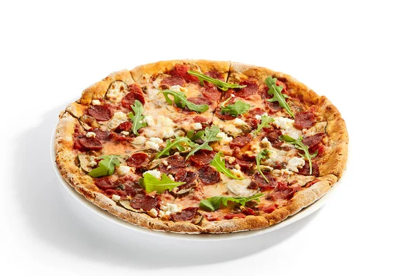 Pizza Pepperoni Rukolą Talerzu Tradycyjna Kuchnia Włoska Pyszne Fast Food — Zdjęcie stockowe