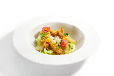 Çıtır Langoustine 'li sıcak salata. Kızarmış deniz ürünleriyle servis edilen lezzetli yemekler. Çiçek ve sosla süslenmiş beyaz tabakta lezzetli yemekler. Haute cuisine, Sicilya tarifi. Restoran menüsü