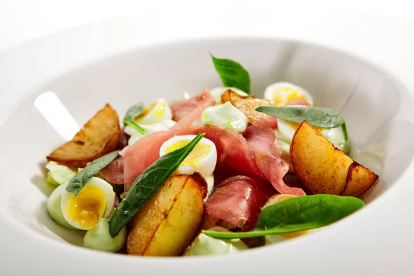 Tonfisksallad Bakad Potatis Och Kokta Vaktelägg Tallrik Med God Fisk — Stockfoto