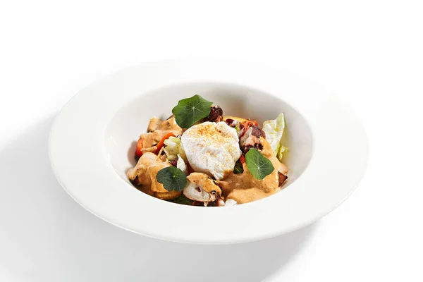Salada Taça Branca Polvo Fatiado Batata Frita Servido Cortar Ingredientes — Fotografia de Stock