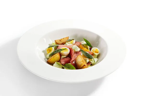 Salada Atum Batatas Assadas Ovos Codorna Cozidos Prato Com Peixe — Fotografia de Stock