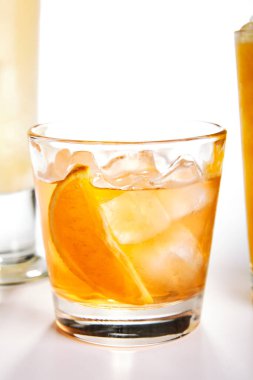 Turuncu ve buzlu taze kokteyl. Beyaz arkaplan.