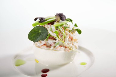 Yengeçle doldurulmuş sütlü mozzarella. Avokado hamuru ve trüf ezmeli lezzetli bir yemek. Mutfağa koşun. Yeşillikle süslenmiş lezzetli bir restoran yemeği. Mutfak sunumu, yemek kompozisyonu