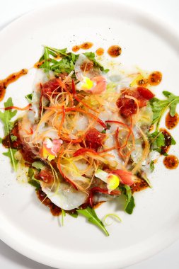 Dijon hardal kremli sığır carpaccio yakından görüntü. Popüler İtalyan aperatifleri tepside. Roka ile servis edilen lezzetli bir restoran yemeği. Soslu lezzetli yemek. Yemek kompozisyonu, aşçılık sunumu