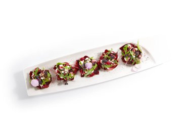 Tepside keçi peynirli pancar tartı. Roka ve baharatlı lezzetli atıştırmalıklar. Mutfağa koşun. Restoran sebze aperatifleri taze yeşillikle servis ediliyor. Yemek sunumu, aşçılık tarifi