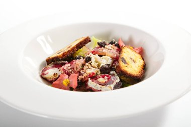 Böğürtlen soslu armut buğulama. Fransız keçi peyniri ve brioche ile besin kompozisyonu. Tabakta çiçeklerle servis edilen haute yemek tabağı. Beyaz masada nefis bir fırın yemeği.