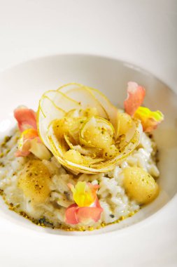 Armutlu risotto. Geleneksel İtalyan mutfağı servis edildi. Meyveli pilav ve gorgonzola peyniri. İtalyan restoranının yemek bölümü, beyaz tabakta ana yemek. Vejetaryen yemeği.