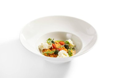 Domatesli risotto kapatıyoruz. Geleneksel İtalyan mutfağı servis edildi. Biberli pilav ve stracciatella peynirli krem. İtalyan mutfağı. Restoran yemek bölümü, ana yemek roka yapraklı.