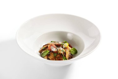 Teriyaki soslu yılan balığı. Japon unagi balığı servis ettim. Deniz ürünleri Asya restoranı yemekleri ve şifalı otlar. Deniz lezzeti, soya, sake ve geleneksel şeker soslu gurme yemeği. Japon mutfağı