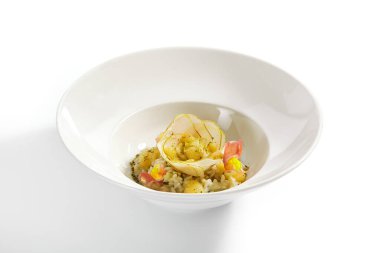 Armutlu risotto. Geleneksel İtalyan mutfağı servis edildi. Meyveli pilav ve gorgonzola peyniri. İtalyan restoranının yemek bölümü, beyaz tabakta ana yemek. Vejetaryen yemeği.